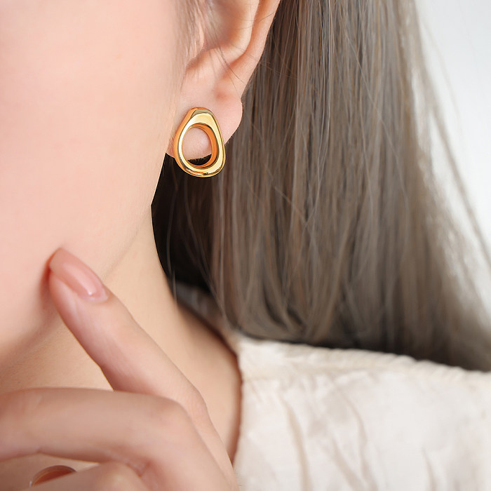 1 paire de clous d'oreilles plaqués or 18 carats, Style Simple, couleur unie, ajouré, en acier inoxydable