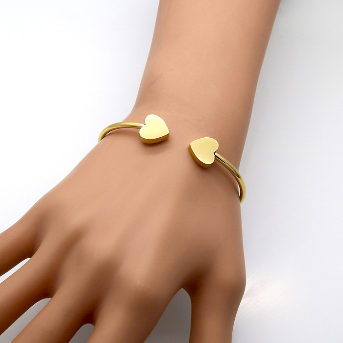1 bracelet plaqué acier titane en forme de cœur de style simple.