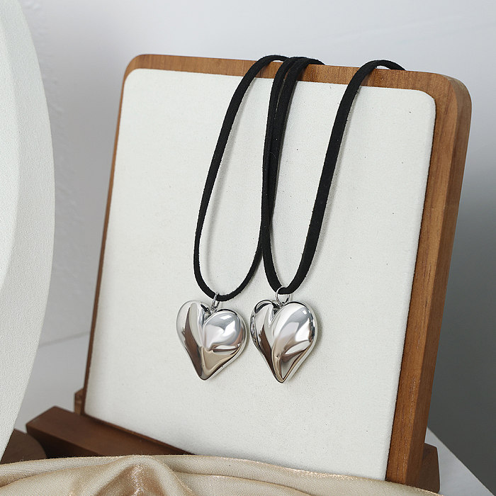 Lässige, schlichte Halskette mit Anhänger in Herzform und Edelstahlbeschichtung