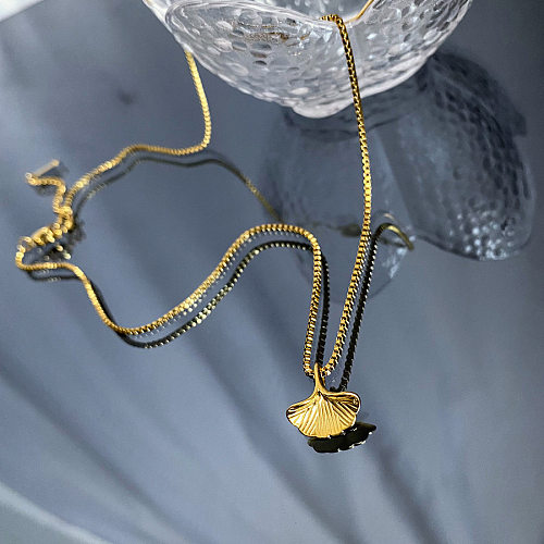 Collar con colgante chapado en oro de 18 quilates de acero inoxidable con hoja de Ginkgo de estilo simple