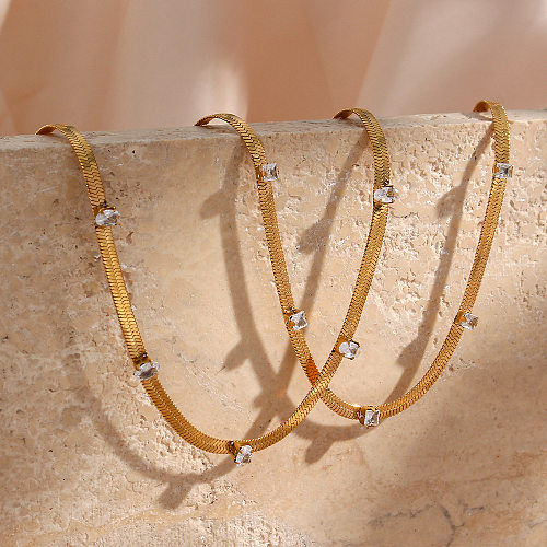Geometrische Retro-Halskette aus Edelstahl. Halsketten aus Edelstahl mit eingelegtem Zirkon