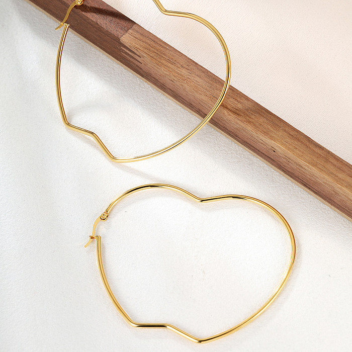 1 par de brincos de argola revestidos de aço inoxidável em formato de coração estilo simples