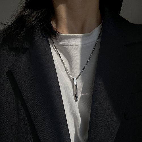 Einfache Halskette mit geometrischem Anhänger aus Edelstahl im klassischen Stil