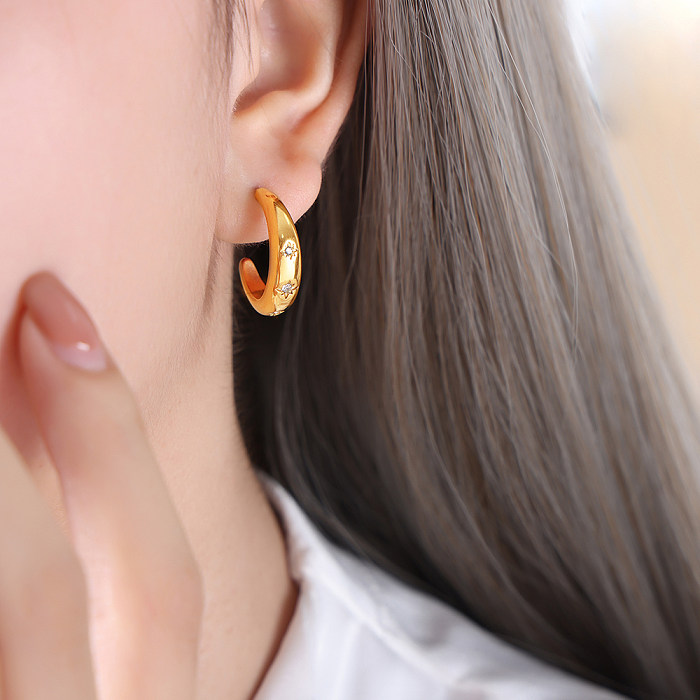 1 paire de boucles d'oreilles plaquées or 18 carats avec incrustation géométrique de style baroque luxueux et élégant en acier inoxydable avec perles artificielles et strass