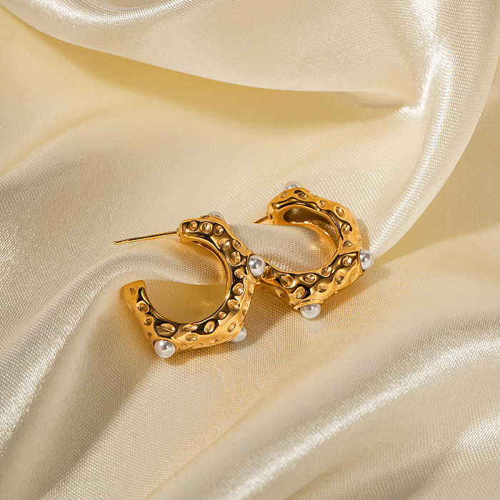 1 par de pendientes chapados en oro de 18 quilates con perlas artificiales de acero inoxidable con incrustaciones en forma de C estilo IG