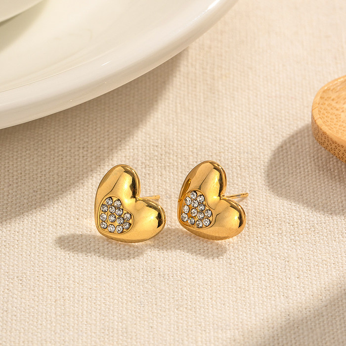 1 par de pendientes chapados en oro de 18 quilates con circonita de acero inoxidable chapado en forma de corazón de estilo Simple