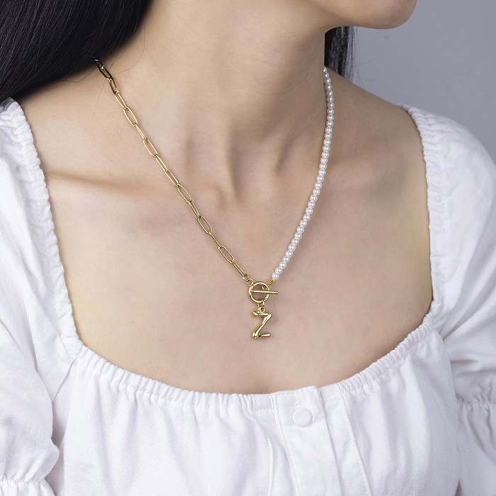 Collar chapado en oro de 14 quilates con incrustaciones de perlas y chapado en acero inoxidable con letra Commute
