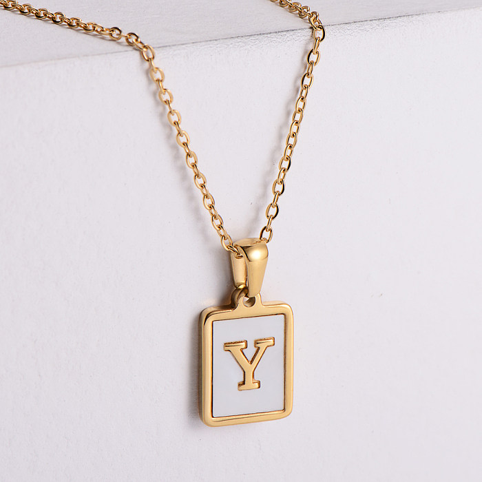 18-karätiges Gold-Edelstahl-Quadrat-Marken-Halskette mit weißen Muschelbuchstaben