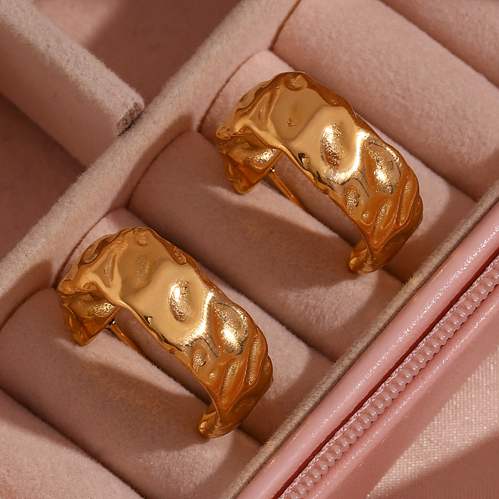زوج واحد من أقراط الأذن المطلية بالذهب عيار 1 قيراط والمطلية بالفولاذ المقاوم للصدأ على شكل حرف C بتصميم بسيط