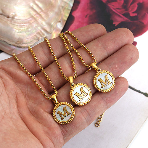 Lässige Halskette im modernen Stil mit Buchstaben-Anhänger, Edelstahl-Beschichtung, Muschel-Einlage, 18 Karat vergoldet