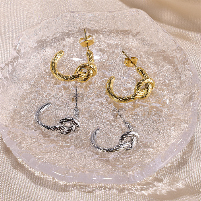 1 par de brincos artísticos estilo francês retrô em forma de C com nó torcido plissado em aço inoxidável 18K banhado a ouro