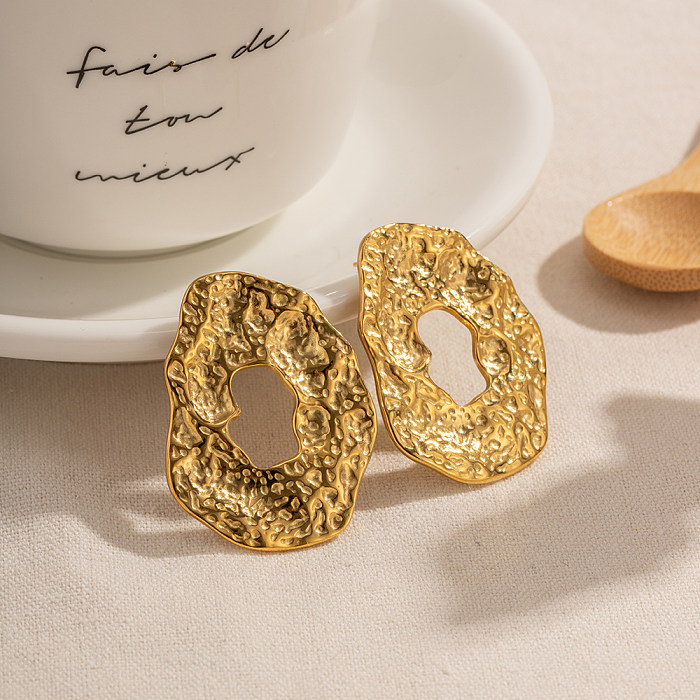 زوج واحد من الأقراط المطلية بالذهب عيار 1 قيراط المطلية على شكل حرف O بتصميم بسيط من الفولاذ المقاوم للصدأ