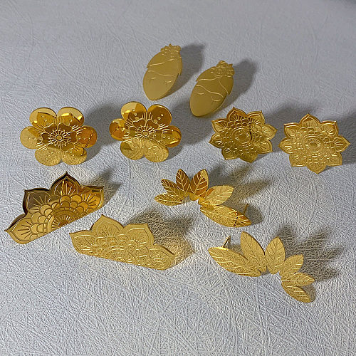 1 par de pendientes chapados en oro de 18 quilates de acero inoxidable con diseño de hojas y flores de estilo sencillo y dulce