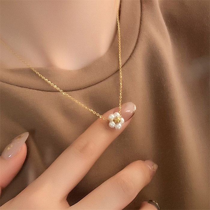 Collar con colgante de perlas artificiales con incrustaciones de acero inoxidable y flores de estilo sencillo y dulce
