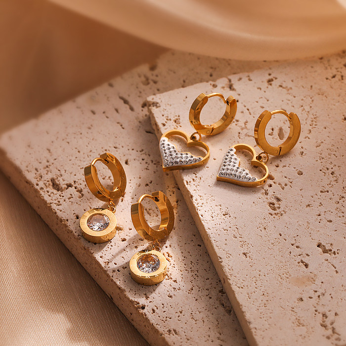 1 Paar lässige, schlichte, runde, herzförmige, plattierte Inlay-Ohrringe aus Edelstahl mit Zirkon und 18 Karat Gold