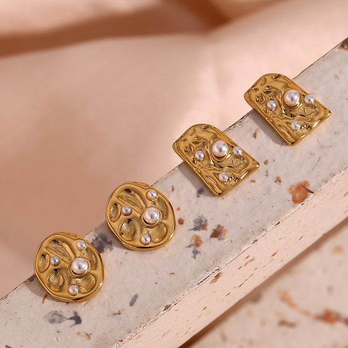 1 Paar schlichte, unregelmäßige Ohrstecker aus Edelstahl mit Inlay und 18 Karat vergoldeter Perle