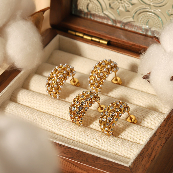 1 Paar elegante, glamouröse C-förmige, polierte, plattierte Inlay-Ohrstecker aus Edelstahl mit Perle und Zirkon, 18 Karat vergoldet