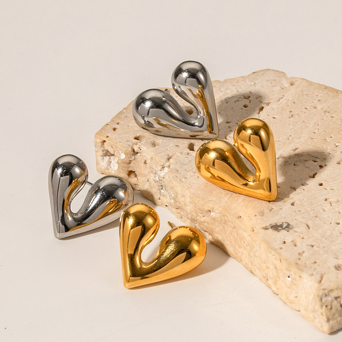 زوج واحد من أقراط أذن مطلية بالذهب عيار 1 قيراط من الفولاذ المقاوم للصدأ على شكل قلب بتصميم بسيط