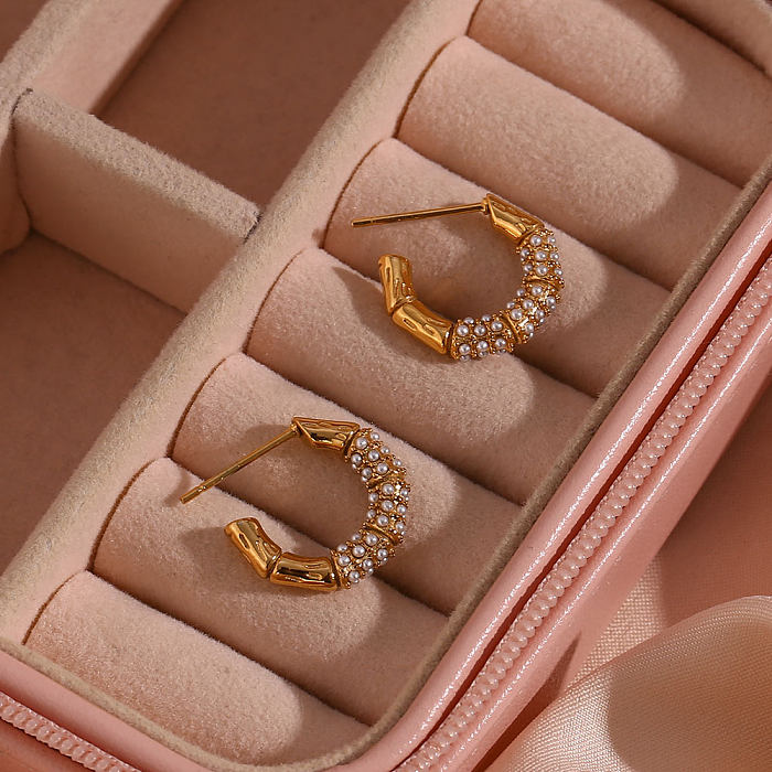 Pendientes de mujer chapados en oro de 18 quilates con perlas de diamantes de imitación con incrustaciones de acero inoxidable en forma de C de estilo moderno