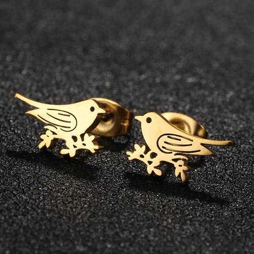 زوج واحد من أقراط الأذن المطلية بالذهب عيار 1 قيراط المصنوعة من الفولاذ المقاوم للصدأ بتصميم بسيط على شكل طائر