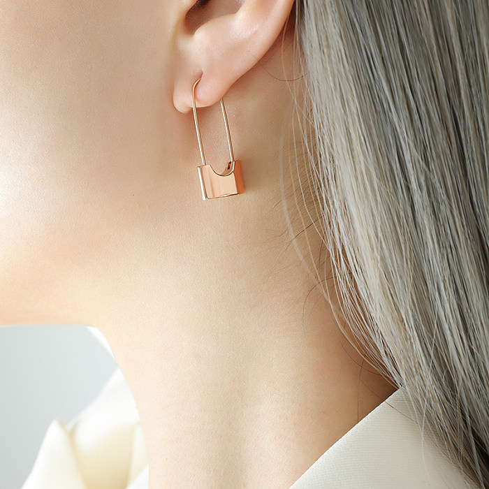 1 paire de boucles d'oreilles pendantes plaquées en acier inoxydable avec serrure à la mode