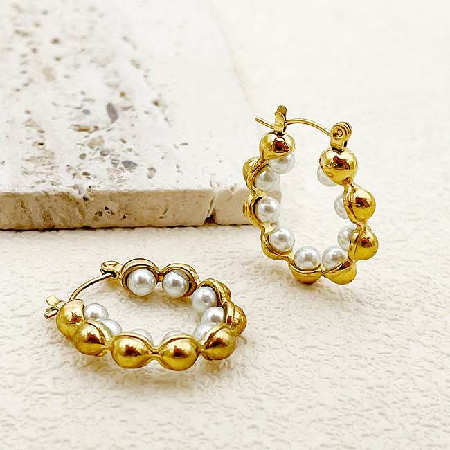 1 par de elegantes pendientes chapados en oro y perlas de acero inoxidable con incrustaciones en forma de U de estilo vintage
