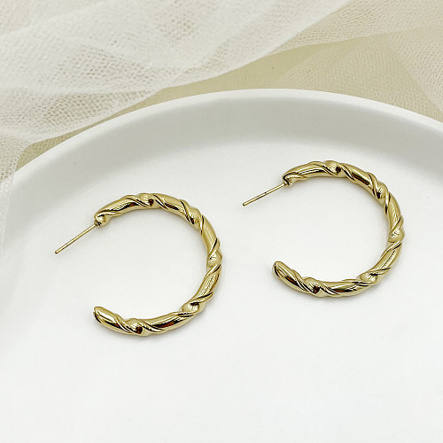 زوج واحد من أقراط الأذن ذات الطراز الكلاسيكي البسيط والمطلية بالذهب على شكل حرف C من الفولاذ المقاوم للصدأ
