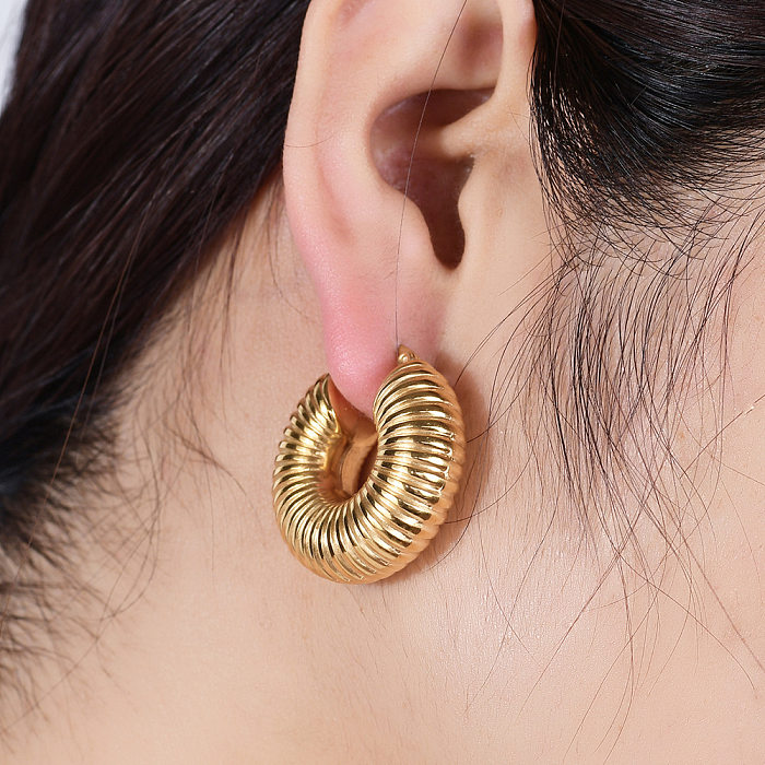 Modische Ohrringe aus Edelstahl mit 18-Karat-Vergoldung und runder Ohrschnalle