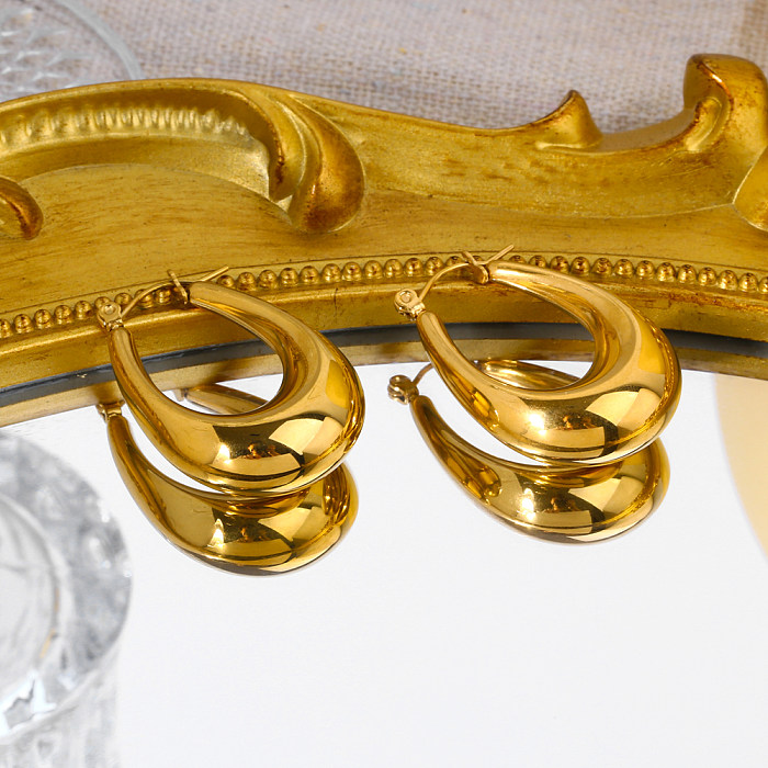 زوج واحد من الأقراط الدائرية المصنوعة من الفولاذ المقاوم للصدأ المطلي بالذهب عيار 1 قيراط بتصميم بسيط غير رسمي على شكل حرف U