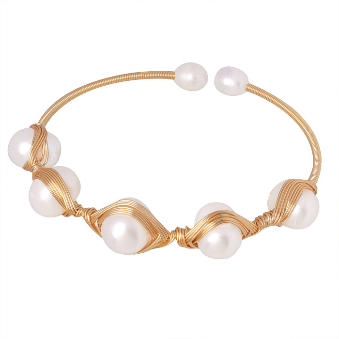 Bracelet luxueux et élégant en acier titane rond avec incrustation de placage en patchwork de perles d'eau douce plaqué or 18 carats