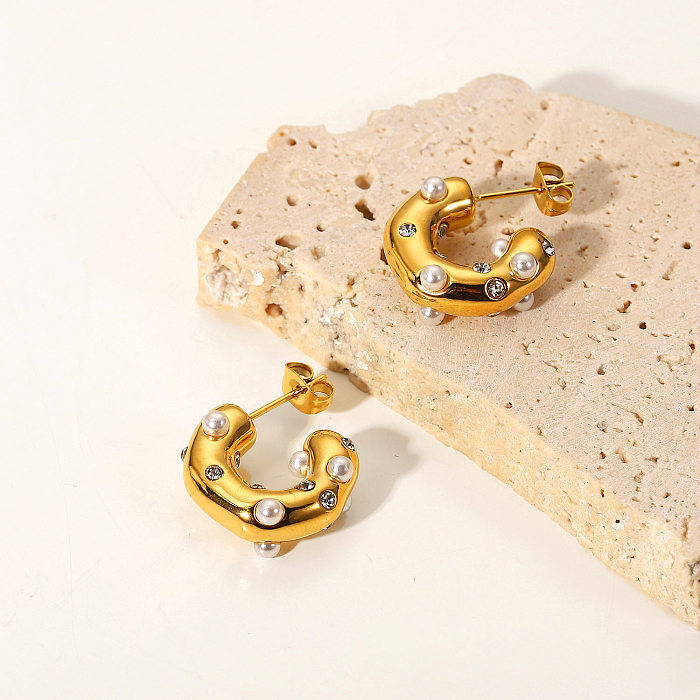 Moda em forma de C 18K ouro aço inoxidável martelo padrão pérola incrustada zircão brincos femininos