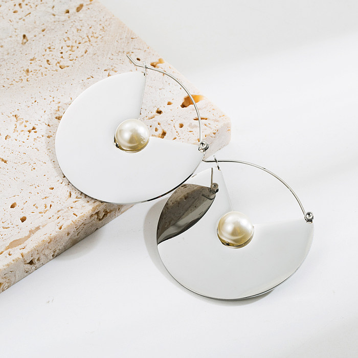 1 par de pendientes chapados en perlas de acero inoxidable con borlas de moda exageradas