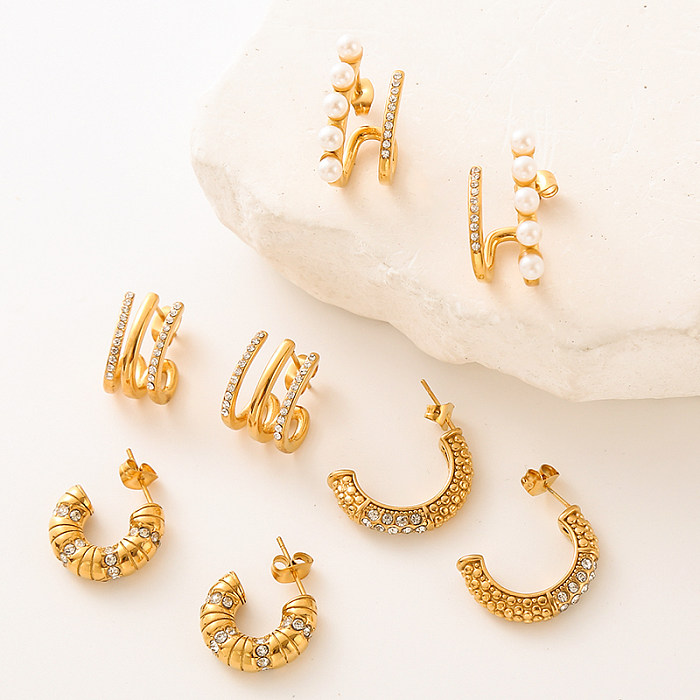 1 par de pendientes chapados en oro de 24 quilates con incrustaciones de perlas artificiales de acero inoxidable y diamantes artificiales