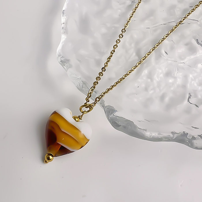 Colar de pingente banhado a ouro de vidro de aço inoxidável em formato de coração estilo simples a granel