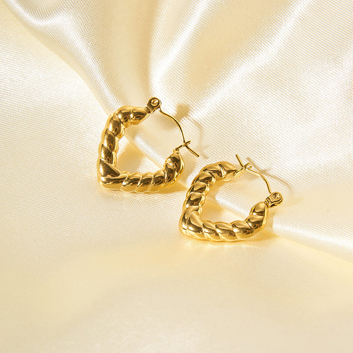 1 par de brincos de argola banhados a ouro 18K em formato de coração streetwear