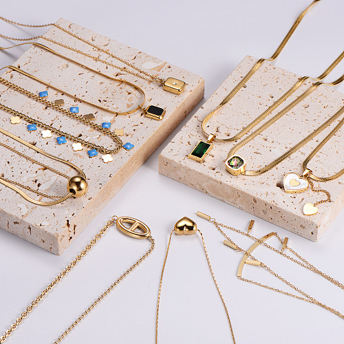 Lässige, quadratische, herzförmige Anhänger-Halskette aus Edelstahl mit Emaille-Beschichtung, Inlay aus Kunstharz, Zirkon und 18 Karat vergoldet