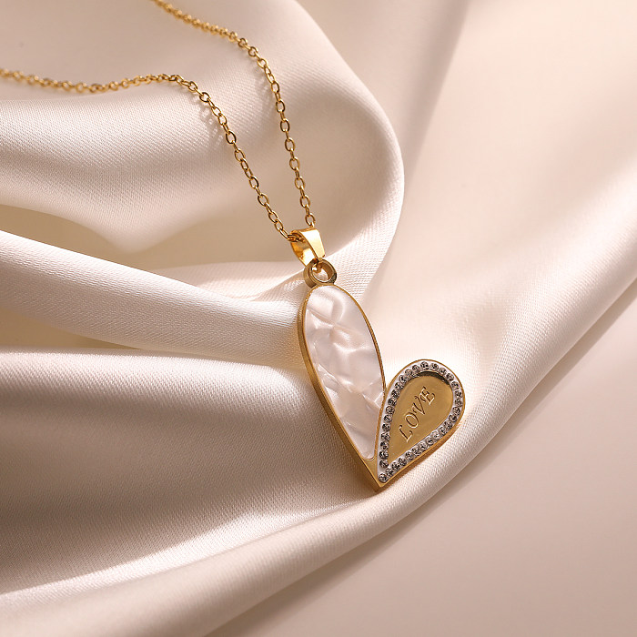 Collar con colgante chapado en oro de 18 quilates con incrustaciones de acero inoxidable con forma de corazón de estilo simple