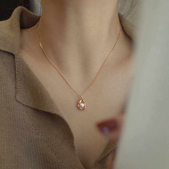 Einfache Halskette mit unregelmäßigem Edelstahlüberzug und Inlay aus künstlichen Perlen