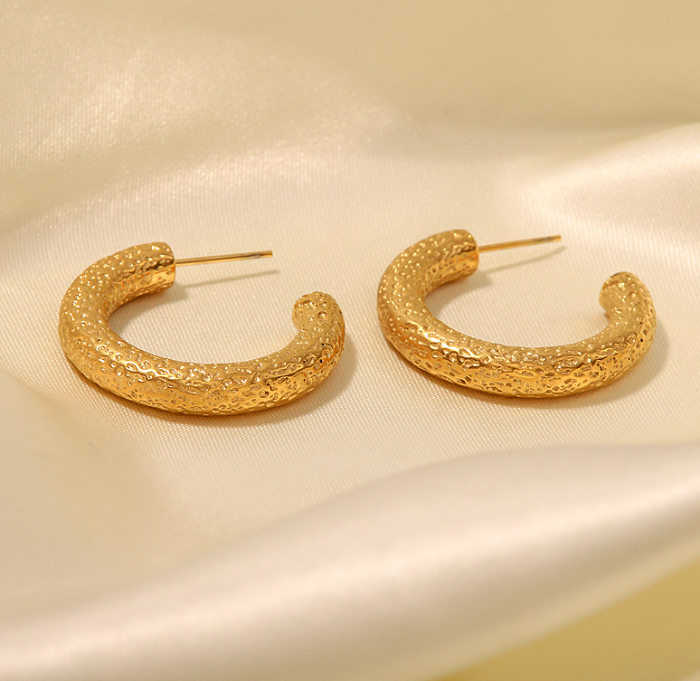 زوج واحد من الأقراط المطلية بالذهب عيار 1 قيراط المصنوعة من الفولاذ المقاوم للصدأ المطلي بالذهب عيار 18 قيراط، زوج واحد من أقراط IG Style البسيطة على شكل حرف C