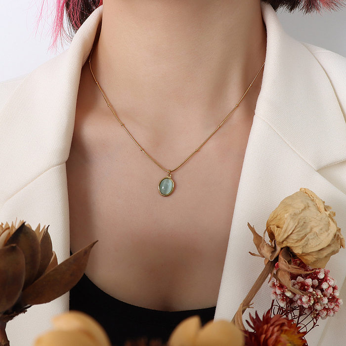Collier pendentif élégant rétro ovale en acier inoxydable avec incrustation d'opale plaqué or 18 carats