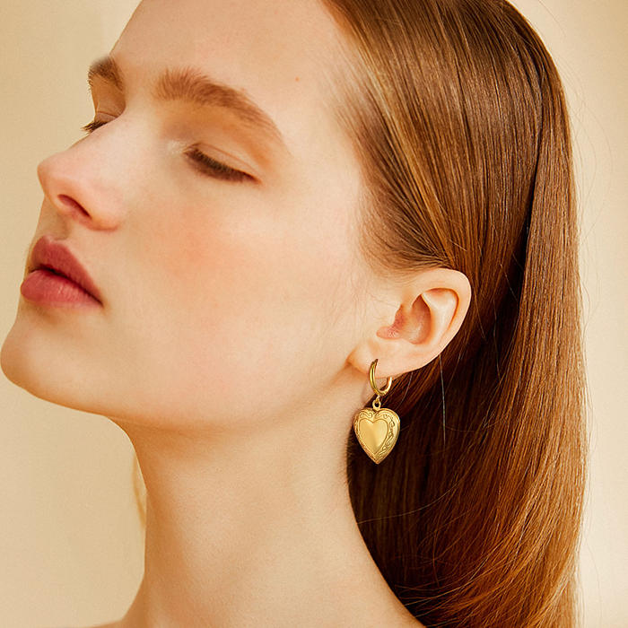 1 Paar elegante, künstlerische Herzform-Ohrringe aus Edelstahl mit 18-Karat-Vergoldung im IG-Stil