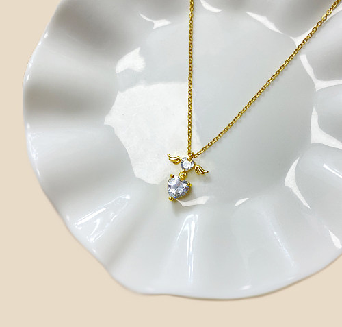 Collar con colgante chapado en oro blanco con incrustaciones de diamantes de imitación chapado en oro blanco y mariposa de estilo simple