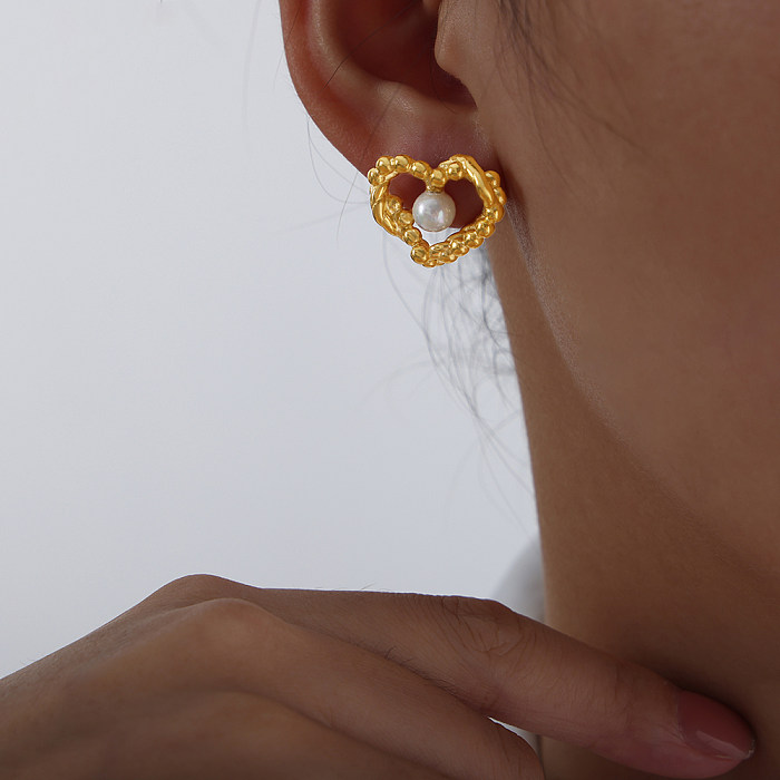 1 par de pendientes elegantes chapados en forma de corazón de estilo barroco con incrustaciones de perlas artificiales de acero inoxidable chapados en oro de 18 quilates