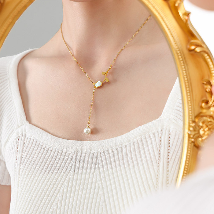 Collar con colgante chapado en oro de 18K chapado en acero inoxidable con concha de perla de imitación de flor de estilo barroco informal