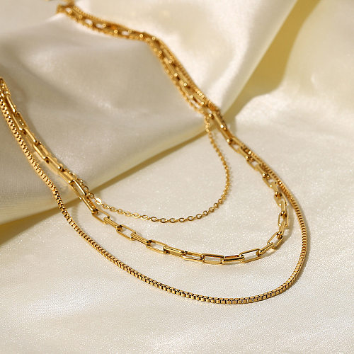 Modische geometrische Halsketten aus Edelstahl mit mehreren Lagen. Vergoldete Halsketten aus Edelstahl