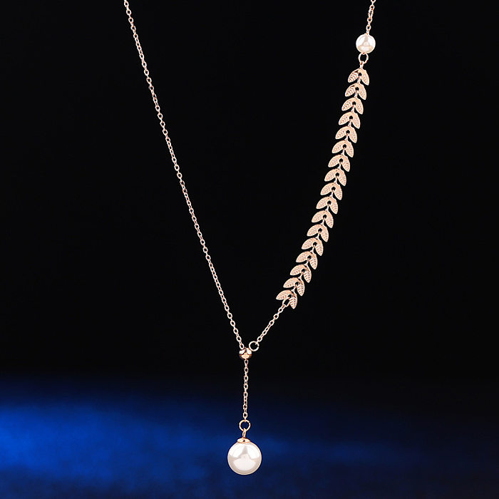 Collier pendentif élégant en acier inoxydable avec incrustation de perles de style vintage plaqué or 18 carats