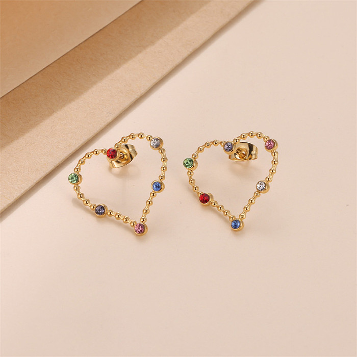 1 par de brincos de orelha banhados a ouro com zircônia de aço inoxidável em forma de coração estilo simples
