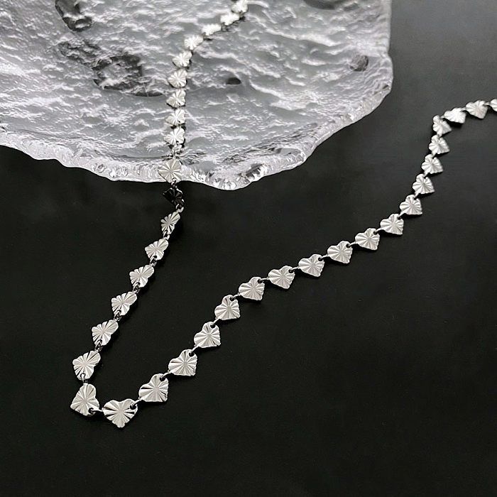 Einfache, moderne Halskette in Herzform mit Edelstahlbeschichtung