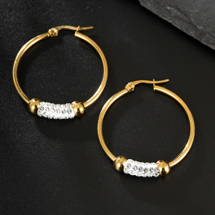 1 par de pendientes de aro chapados en oro de 18 quilates con incrustaciones de diamantes de imitación chapados en acero inoxidable con círculo brillante de estilo moderno