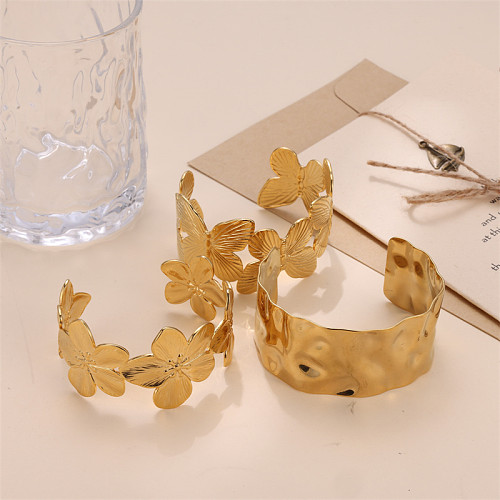 Brazalete lujoso con revestimiento de acero inoxidable y mariposa de flores